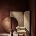 Elegant Lounge Armchair Curved Ash Wood Structure and Polished Brass